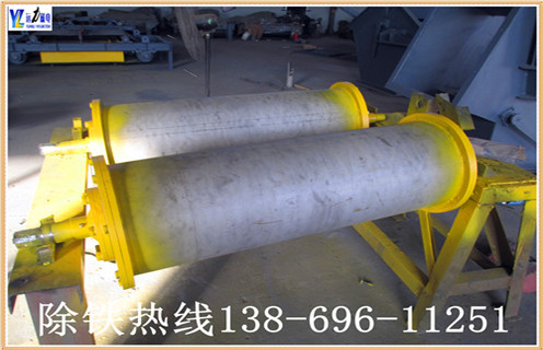 1.干式永磁滾筒采用人民共和國機械工業(yè)標準“JB / 7895-1999”,采用稀土復合磁性系統(tǒng),并采用高強度膠(J-39)粘結(jié)和環(huán)氧灌注,磁性表面用不銹鋼加強膠膠掛膠,不脫落.氣缸兩端的密封墊圈涂有塑料密封,確保無水;整體采用先進的技術和合理的結(jié)構(gòu).經(jīng)過特殊設計,使的磁場強度分布更為合理,分選效果更明顯. 2.此碎鋼磁選機永磁筒體機身通過特殊設計,不易堵塞材料,運行材料.通過半逆流類型.